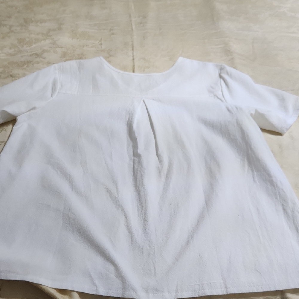 Women's Short Sleeve Round Neck Tee in White - Picture 6 of 6